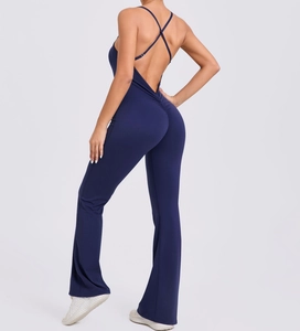 Détail d'un body de yoga bleu marine avec dos nu, bretelles croisées et effet push-up fessier