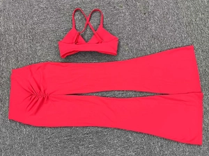 Vue détaillée de l'ensemble de yoga rouge avec legging push-up et jambes évasées