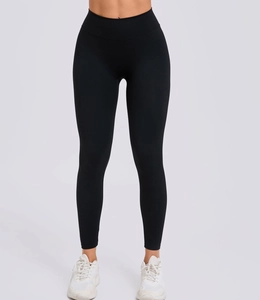 Nahaufnahme der schwarzen High-Waist-Yogahose mit ergonomischen Nähten und Push-up-Effekt