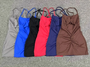 Robes mini dos nu à licou en six couleurs présentées à plat sur un tapis gris