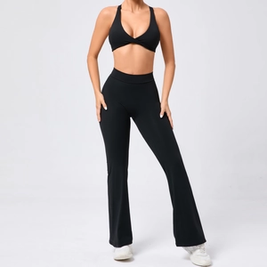 Completo yoga nero da donna con reggiseno sportivo intrecciato e pantaloni a zampa