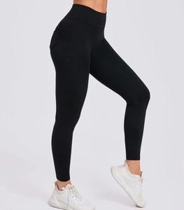 Detailansicht der schwarzen High-Waist-Yogahose mit Seitenprofil und versteckter Tasche