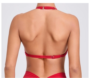 Dettaglio del top da yoga rosso con fibbie metalliche regolabili sulle spalline