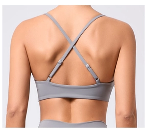 Gros plan du soutien-gorge de sport gris avec bretelles croisées réglables et tissu élastique