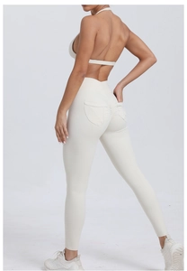 Détail du soutien-gorge de sport blanc et leggings à taille haute avec poche arrière