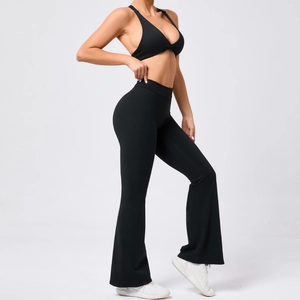 Completo yoga nero da donna con reggiseno sportivo a V e leggings a vita alta a zampa