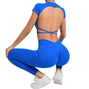 Ensemble de yoga bleu avec haut à dos croisé et leggings taille haute pour le fitness