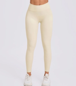 Detailaufnahme der cremefarbenen Yoga-Leggings mit hohem Bund und nahtlosem Stretchgewebe