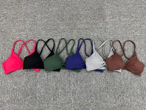 Hauts de bikini de sport en six couleurs avec détails de torsion croisée sur le devant