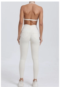 Détail du legging de sport beige à taille haute avec effet push-up et poches pratiques