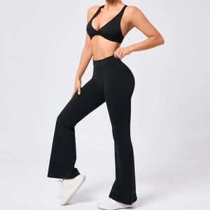 Set yoga nero da donna con top a V intrecciato e leggings a zampa a vita alta