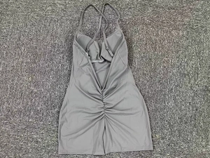 Détail du body de sport gris avec fines bretelles et fronces au dos nu élégant