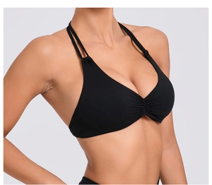 Dettaglio del reggiseno yoga nero con doppie spalline regolabili e design increspato