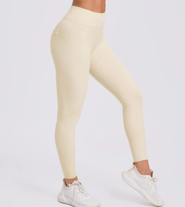 Detailansicht der cremefarbenen High-Waist-Yogahose mit Seitentaschen und glattem Stoff