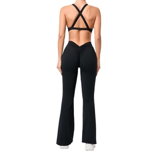 Set yoga nero da donna con reggiseno sportivo incrociato e pantaloni svasati push-up