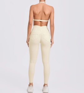 Detailansicht der High Waist Yoga Leggings mit Push-Up Effekt am Gesäß in Creme-Beige