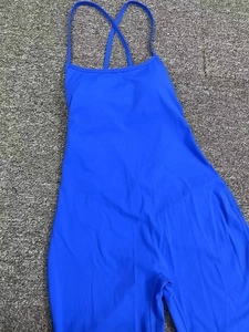 Détail à plat d'une combinaison de yoga bleu vif avec bretelles croisées réglables
