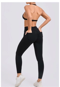 Détail du legging de yoga noir à taille haute avec poches arrière et design effet galbant