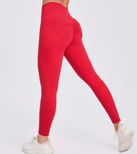 Detailansicht rote High-Waist-Yogahose mit Scrunch-Effekt am Gesäß und Seitentaschen