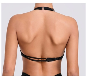 Dettaglio del reggiseno yoga nero con spalline regolabili e fibbie in metallo argento