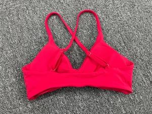 Vue détaillée du soutien-gorge de sport rose avec bretelles croisées réglables et boucles
