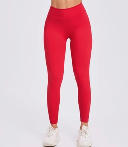 Detail der roten Yoga-Leggings mit hoher Taille, nahtlosem Stretchstoff und enger Passform