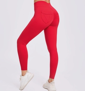 Nahaufnahme der roten High-Waist-Yogahose mit Scrunch-Butt-Detail und praktischen Taschen