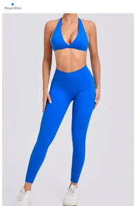 Détail d'un ensemble de yoga bleu roi avec soutien-gorge licou et legging taille haute