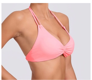 Dettaglio del top bikini rosa a sbalzo con doppie spalline e design arricciato