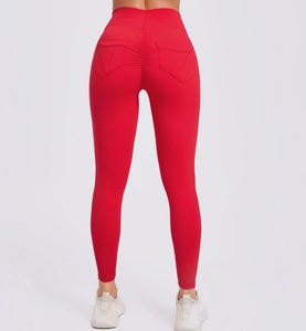 Detail der roten Yoga-Leggings mit hoher Taille, Push-Up-Effekt und Gesäßtaschen