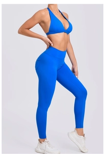 Vue détaillée de la brassière de sport dos nu bleu roi et du legging de yoga avec poches