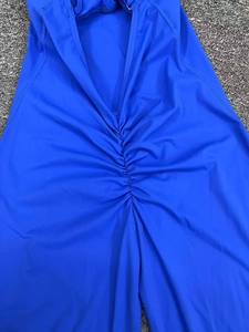 Gros plan sur un body de yoga bleu roi avec détail fessier froncé et tissu élastique