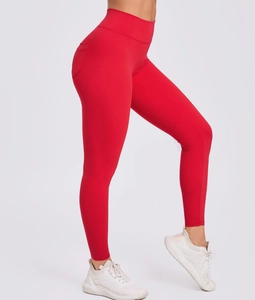 Detailansicht der roten Yoga-Leggings mit hoher Taille, Seitentasche und matter Textur