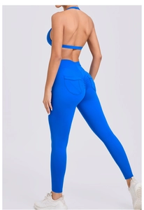 Vue détaillée du legging de yoga bleu roi avec dos froncé et rabats de poches décoratifs