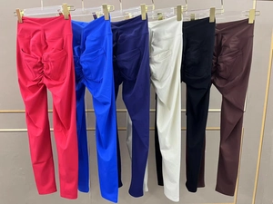 Detailansicht der High-Waist-Yogahose in sechs Farben mit Scrunch-Butt und Gesäßtaschen