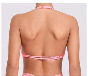 Dettaglio del retro del reggiseno yoga rosa con fibbie regolabili e spalline