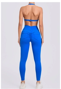 Vue arrière de la brassière bleue dos nu et du legging plissé avec poches latérales