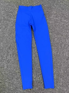 Detailaufnahme der hoch taillierten königsblauen Yoga-Leggings auf grauem Hintergrund