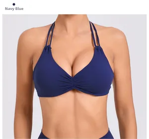 Dettaglio del top bikini blu navy con spalline regolabili allacciate al collo e arriccio