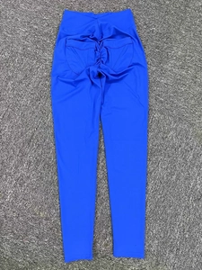 Detailansicht der königsblauen Yoga-Leggings mit Scrunch-Butt-Effekt und hohem Bund
