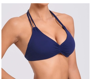Dettaglio del top da yoga halter blu scuro con doppie spalline e design del petto arricciato