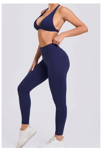 Détail du legging de yoga bleu marine à taille haute avec poches latérales et fini lisse