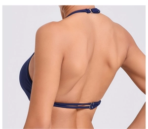 Dettagli dei cinturini sulla schiena e fibbie in metallo su un reggiseno sportivo blu