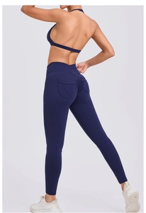 Détail de l'ensemble de yoga bleu foncé avec legging effet push-up et poches hautes