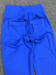 Detailansicht der blauen Yogahose mit Cross-V-Bund und Scrunch-Butt-Taschen