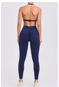 Détail du legging taille haute scrunch butt et brassière licou dans cet ensemble de yoga