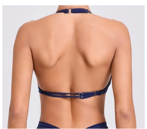 Dettaglio del top yoga blu navy con doppie spalline posteriori e fibbie in metallo argento