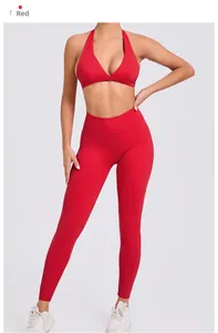 Détail du haut de yoga licou rouge et leggings taille haute en tissu stretch