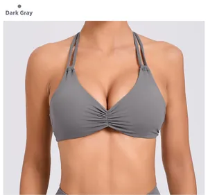 Dettaglio del reggiseno sportivo grigio scuro con pieghe sul davanti e spalline sottili