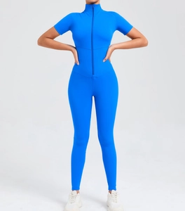 Detail eines königsblauen Yoga-Jumpsuits mit kurzen Ärmeln und funktionalem Frontreißverschluss